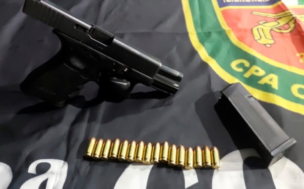 Homem é preso ao exibir arma em loja de conveniência em Manaus