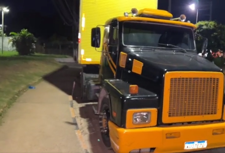 Homem rouba carreta, atropela pedestre e causa acidente ao bater em carros em Manaus