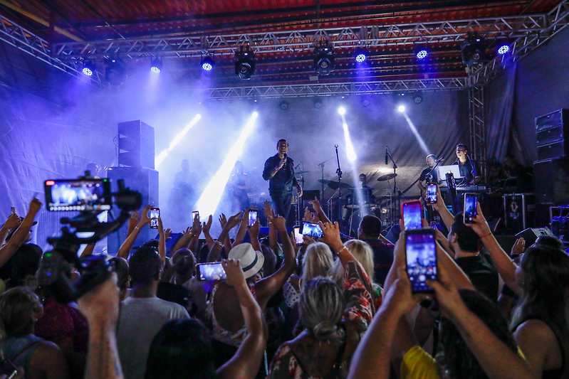 Cerca de 1500 pessoas aproveitam noite romântica com show de Elymar Santos na Casa de Praia em Manaus