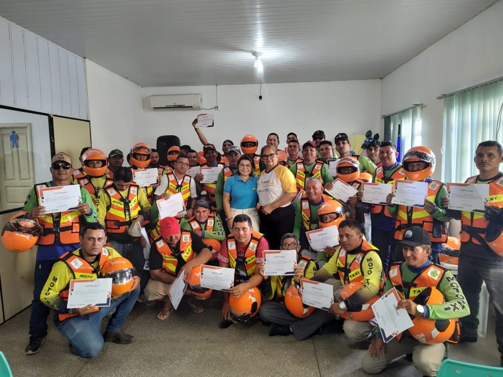 Detran entrega kits de capacete e colete para mototaxistas no Amazonas