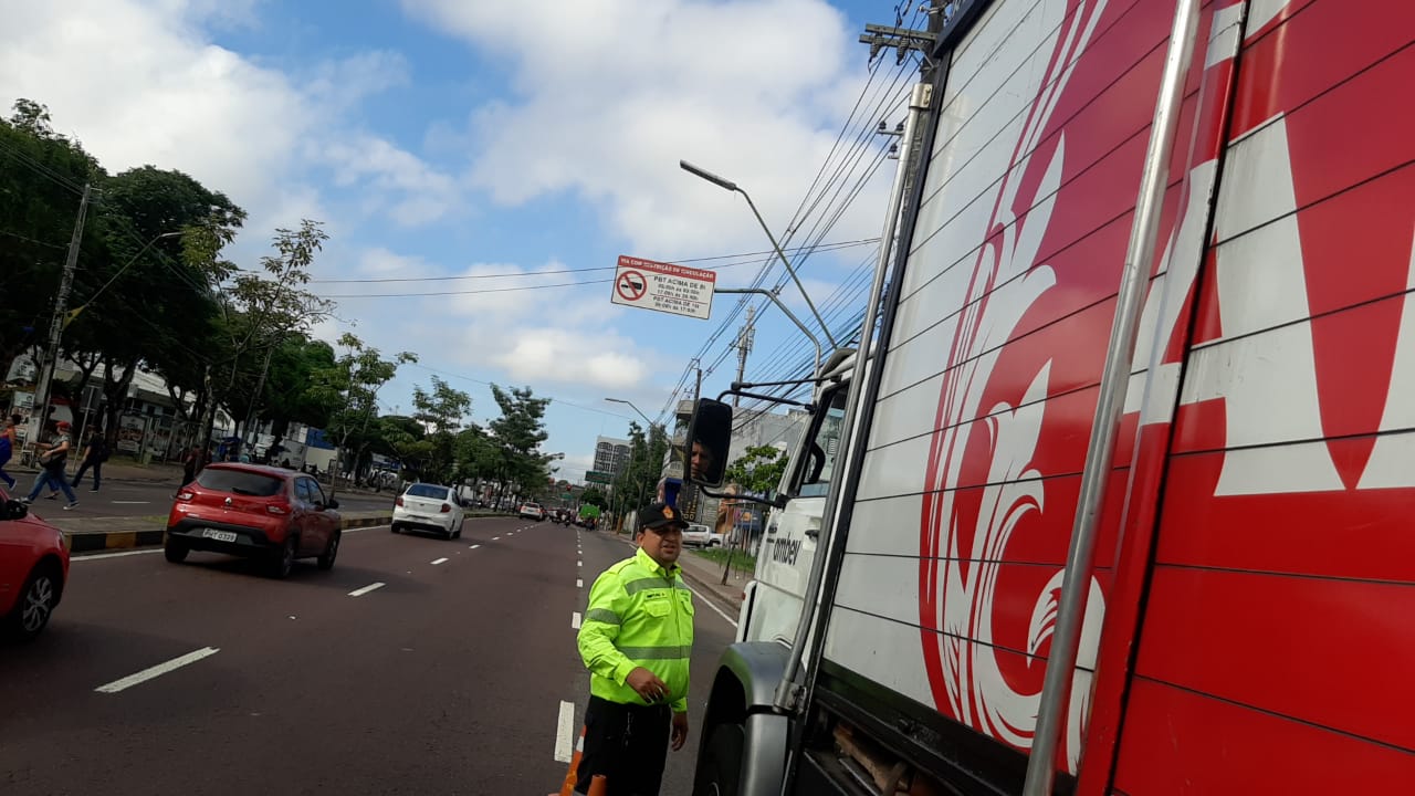 Mais de 30 motoristas são multados durante fiscalização na Djalma Batista