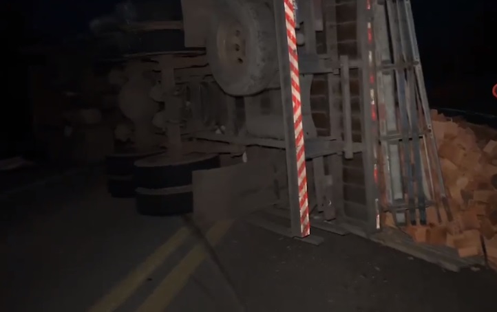 Caminhão carregado de tijolos tomba ao bater em carro na BR-174