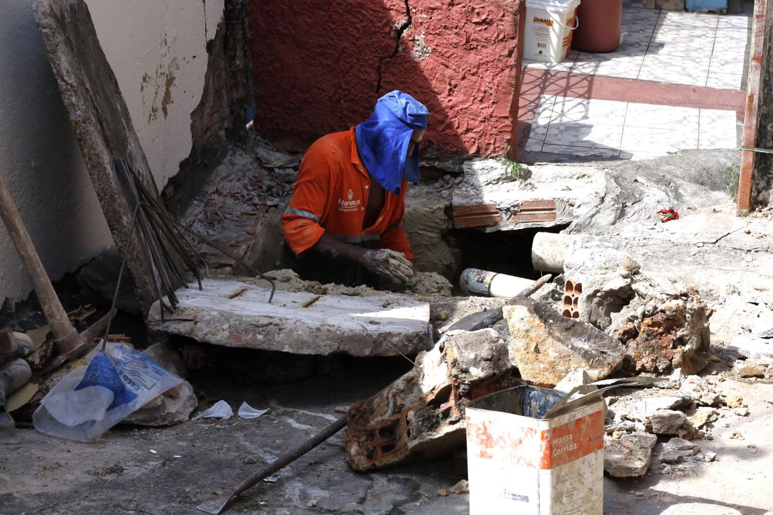 Obra emergencial em tubulação é realizada em beco na avenida Constantino Nery