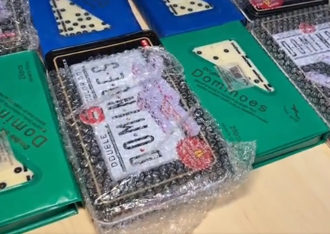 Assaltante é preso com jogos de dominó após se esconder em galeria em Manaus