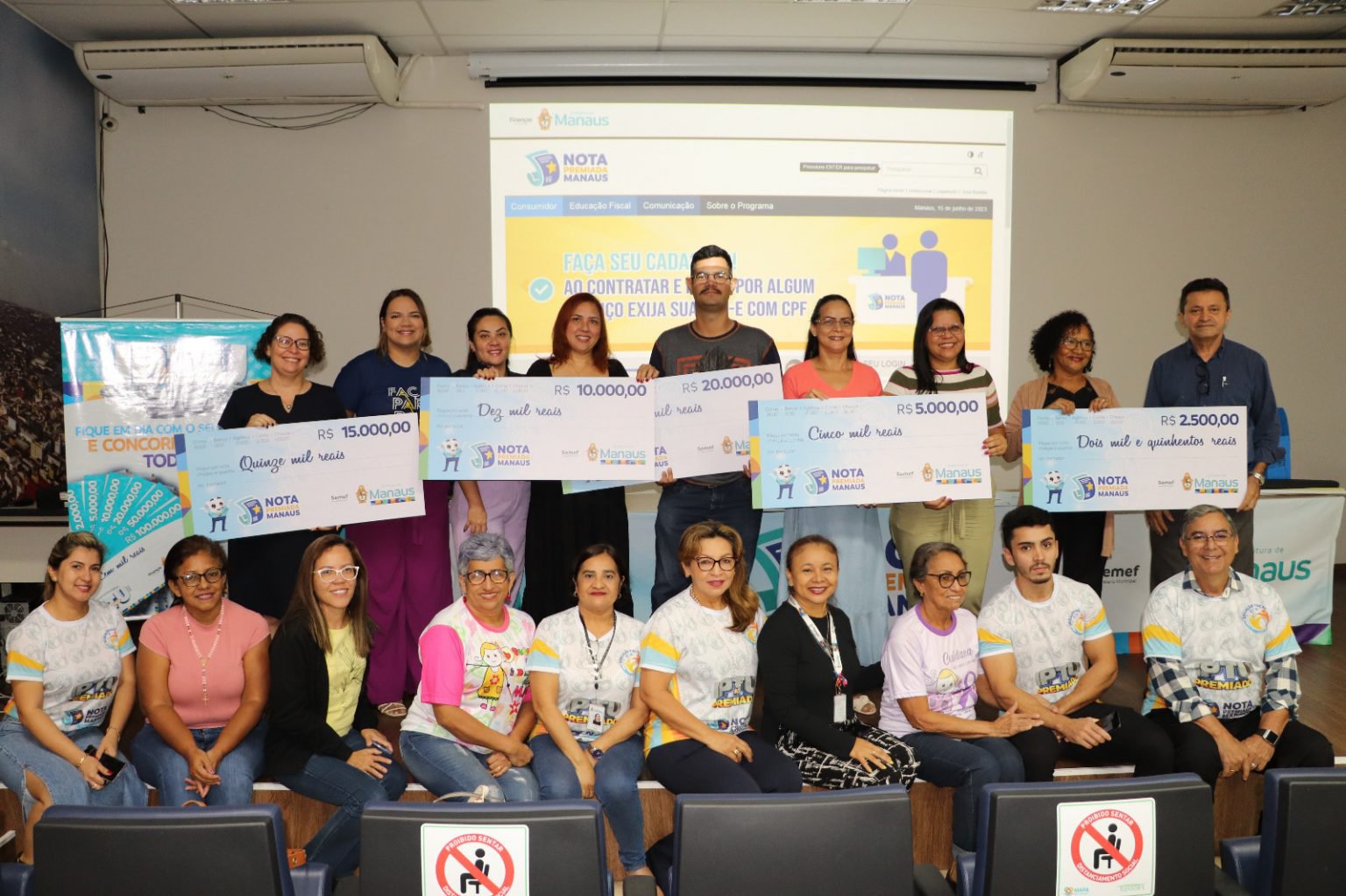 Ganhadores do Nota Premiada recebem prêmios de até R$ 30 mil em Manaus