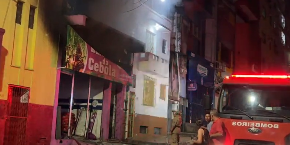 Baratão da Cebola pega fogo no Centro de Manaus