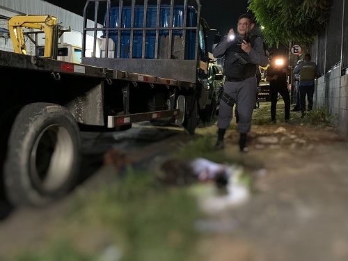 Suspeito de assalto é espancado e morto com tiros na cabeça em Manaus