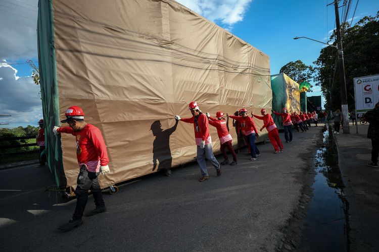Alegorias gigantes do Caprichoso e Garantido chegam no Bumbódromo