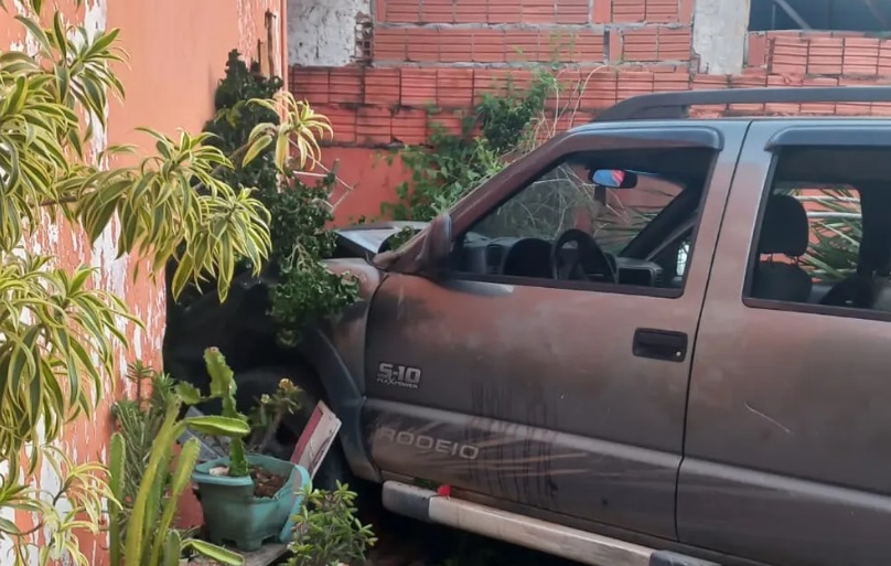 Motorista perde controle e carro invade casa em Parintins; 4 pessoas são presas