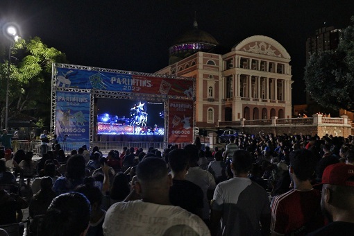 Transmissão da 1ª noite do Festival de Parintins atrai multidão em Manaus
