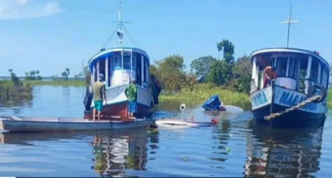 Barco escolar naufraga no Amazonas