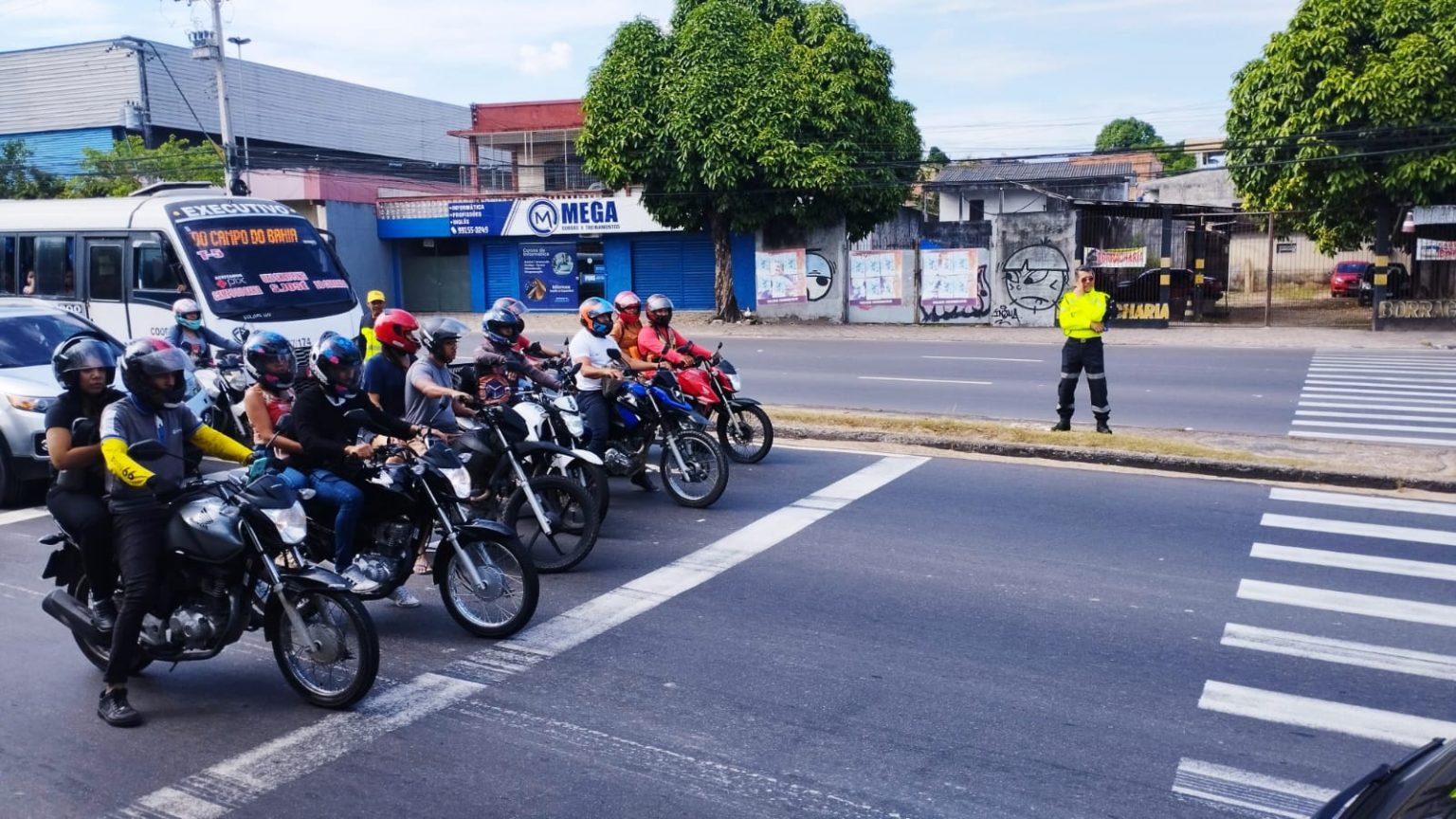 Motociclistas são orientados sobre uso de área de espera em semáforos de Manaus