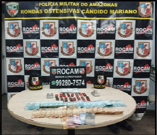 Traficante foge da polícia e abandona bolsa com drogas e mais de R$ 4 mil em Manaus