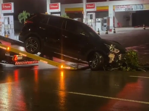 Motorista perde controle do carro e arranca poste durante temporal em Manaus