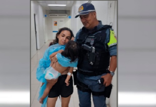 Mãe desesperada pede ajuda e policiais salvam criança engasgada em Manaus