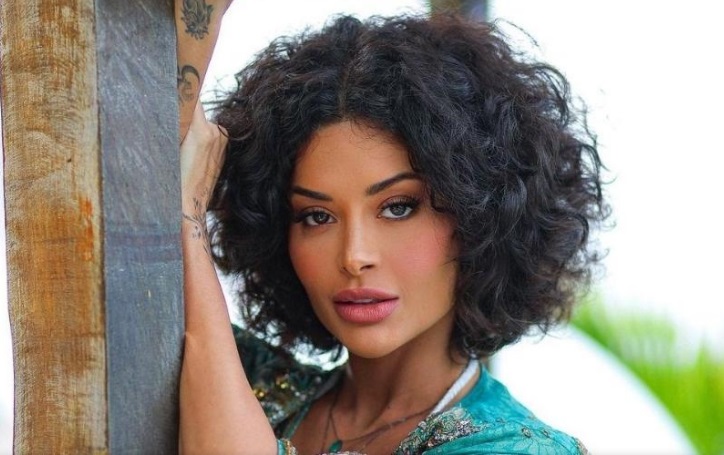 Aline Campos revela ser 'tarada' e que desde 'novinha já roçava' no sofá