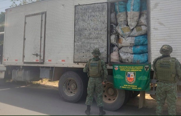 Polícia apreende caminhão com carvão vegetal ilegal na AM 010