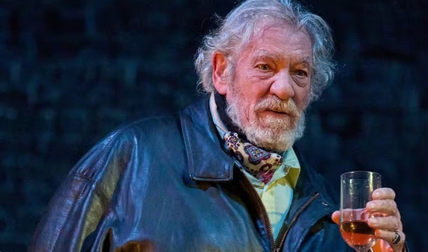 Ator Ian McKellen, de 'Senhor dos anéis', cai do palco durante peça, em Londres