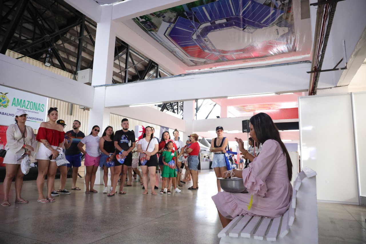 História dos Bois Garantido e Caprichoso é contada aos turistas em visita ao bumbódromo em Parintins