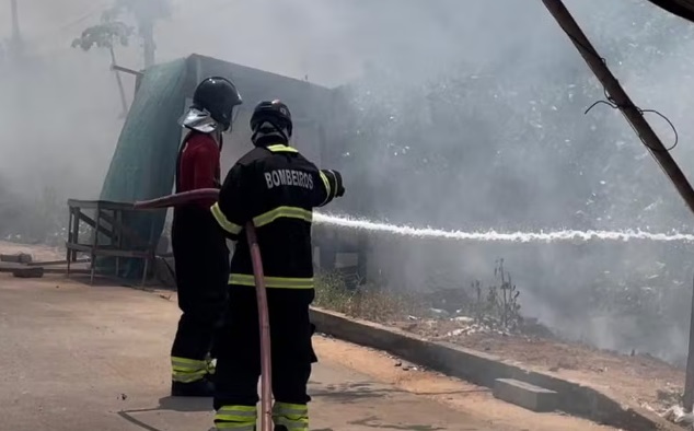 Bombeiros impedem que casas sejam atingidas por incêndio em Iranduba