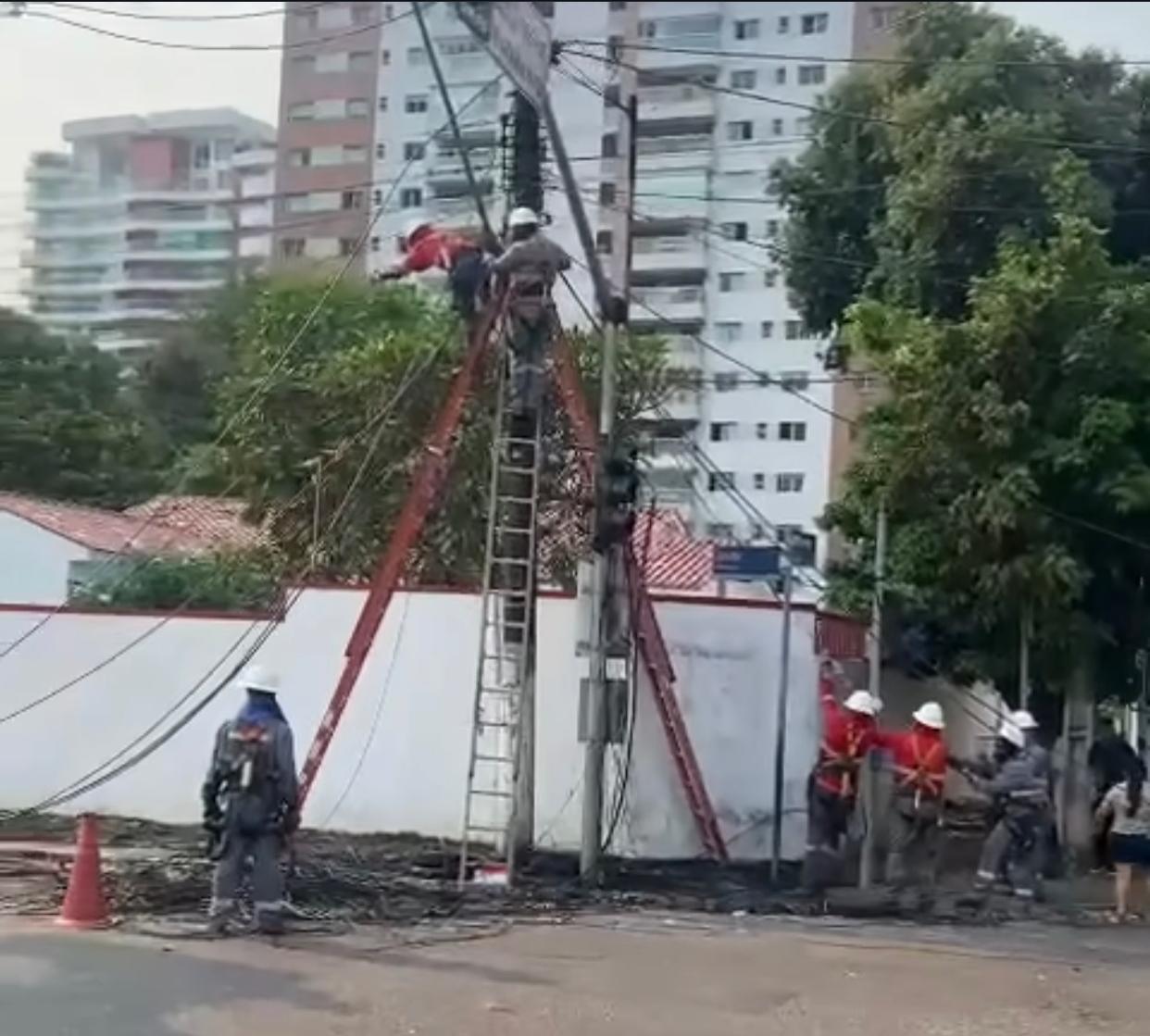 Cerca de 1,2 mil pessoas estão sem energia após curto-circuito em poste na avenida Mário Ypiranga