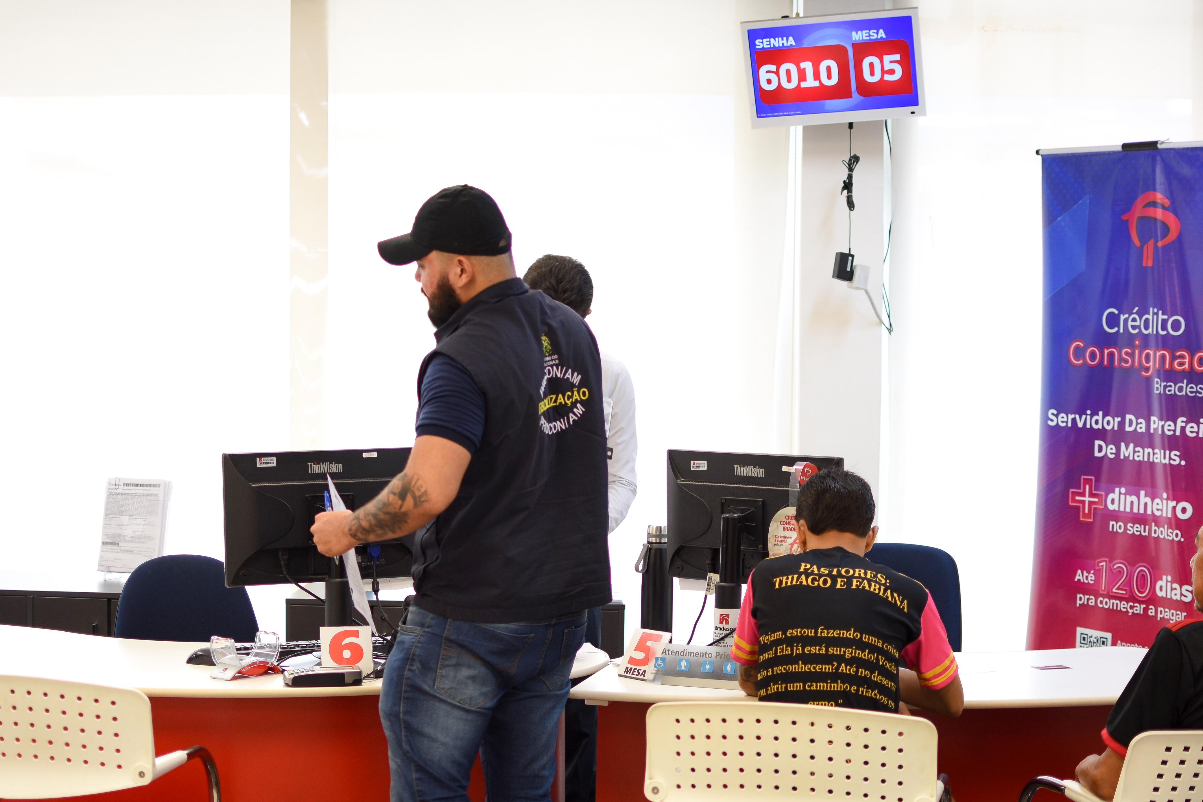 Agência bancária é autuada por descumprimento da Lei das Filas no Centro de Manaus