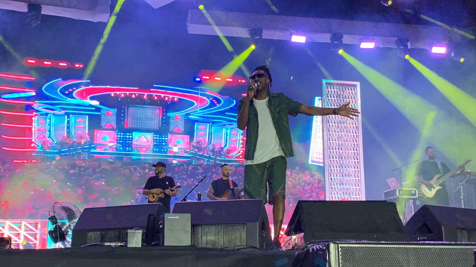 Manauaras aproveitam clima ameno e curtem 2ª noite do Passo a Paço