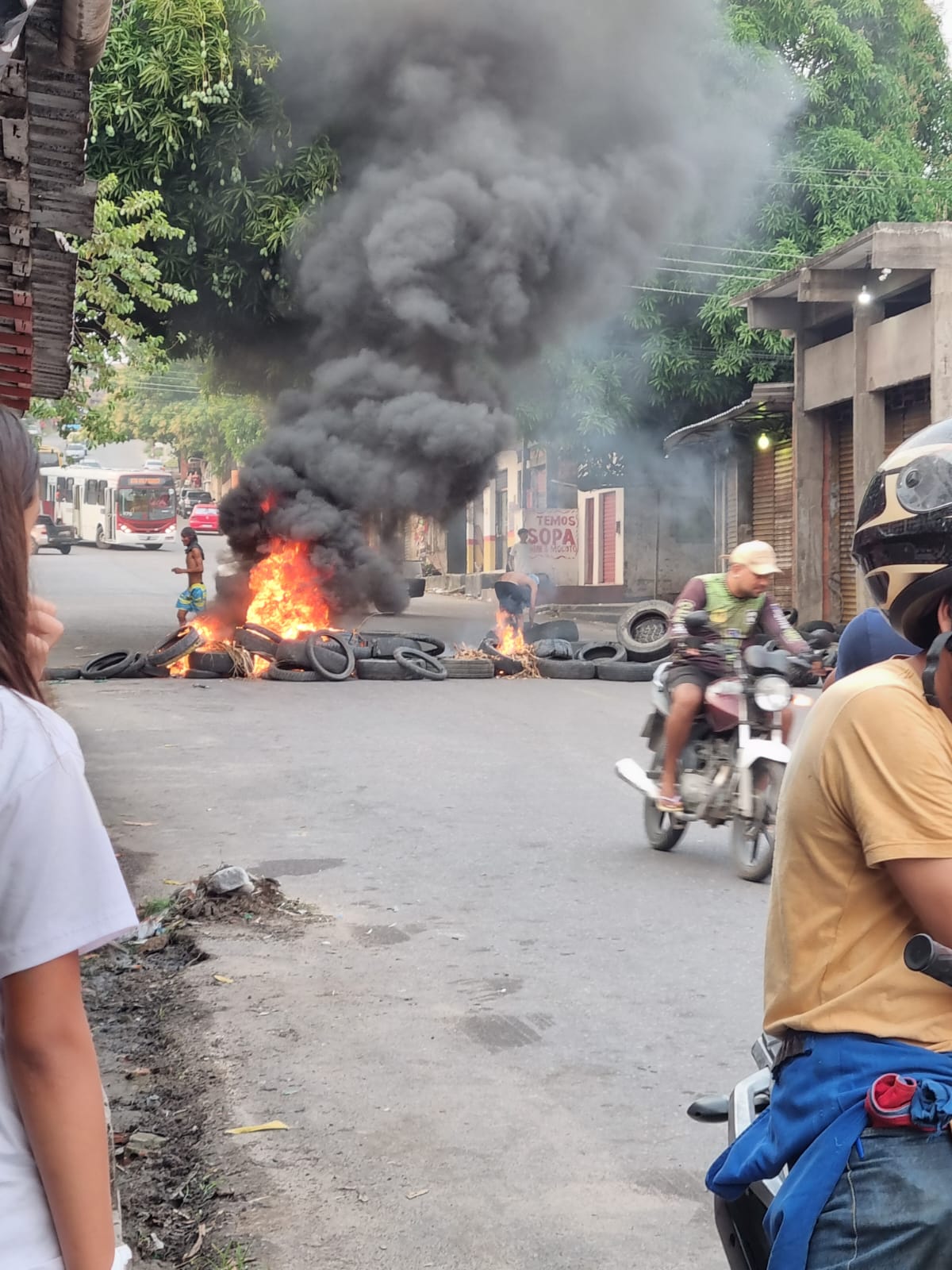 Moradores protestam após morte de menino de 11 anos no Valparaíso