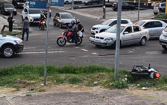 Motociclista é arremessado após ser atingido por carro na Cachoeirinha