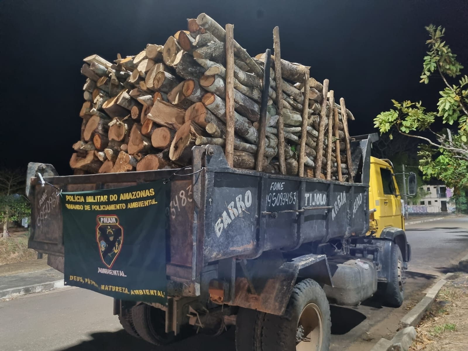 Dois homens são presos suspeitos de transportar madeira ilegal em Iranduba e Manaus