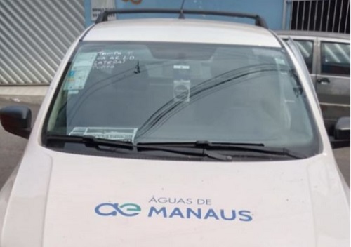 Carro desgovernado da Águas de Manaus destrói muro ao invadir casa no Japiim