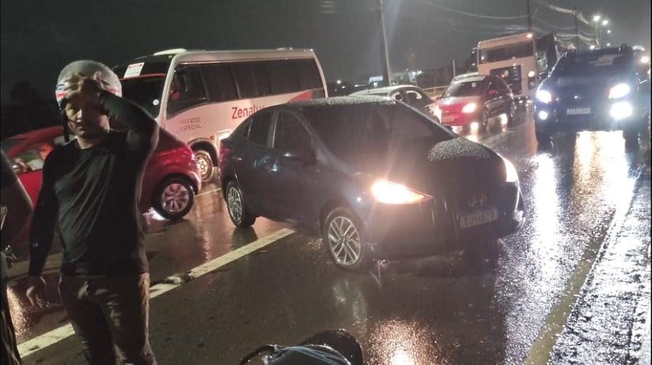 Acidente entre carro e moto deixa passageira de app ferida durante temporal em Manaus
