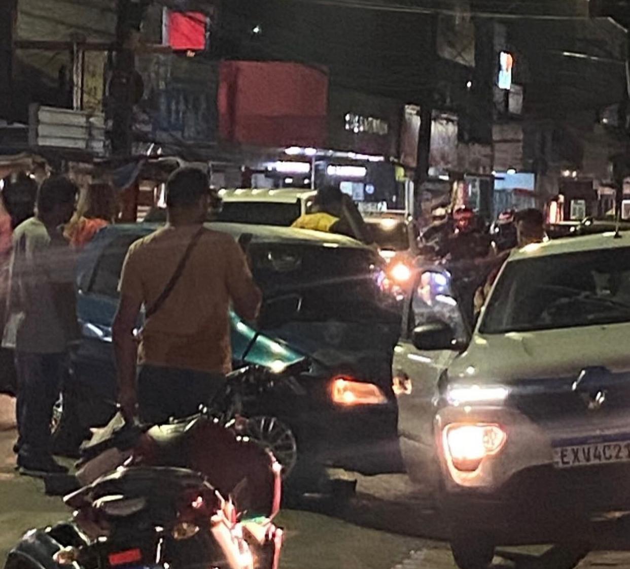 Motorista perde o controle de carro após falha mecânica e causa acidente no Manoa