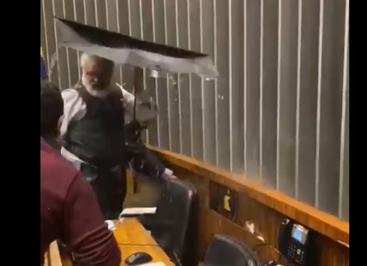 Chuva jorra dentro da Câmara dos Deputados