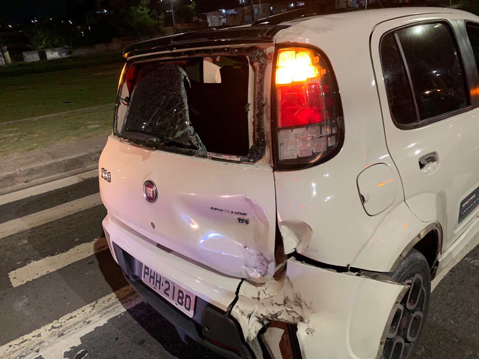 Motociclista de app e passageira ficam feridos após acidente na Avenida das Torres