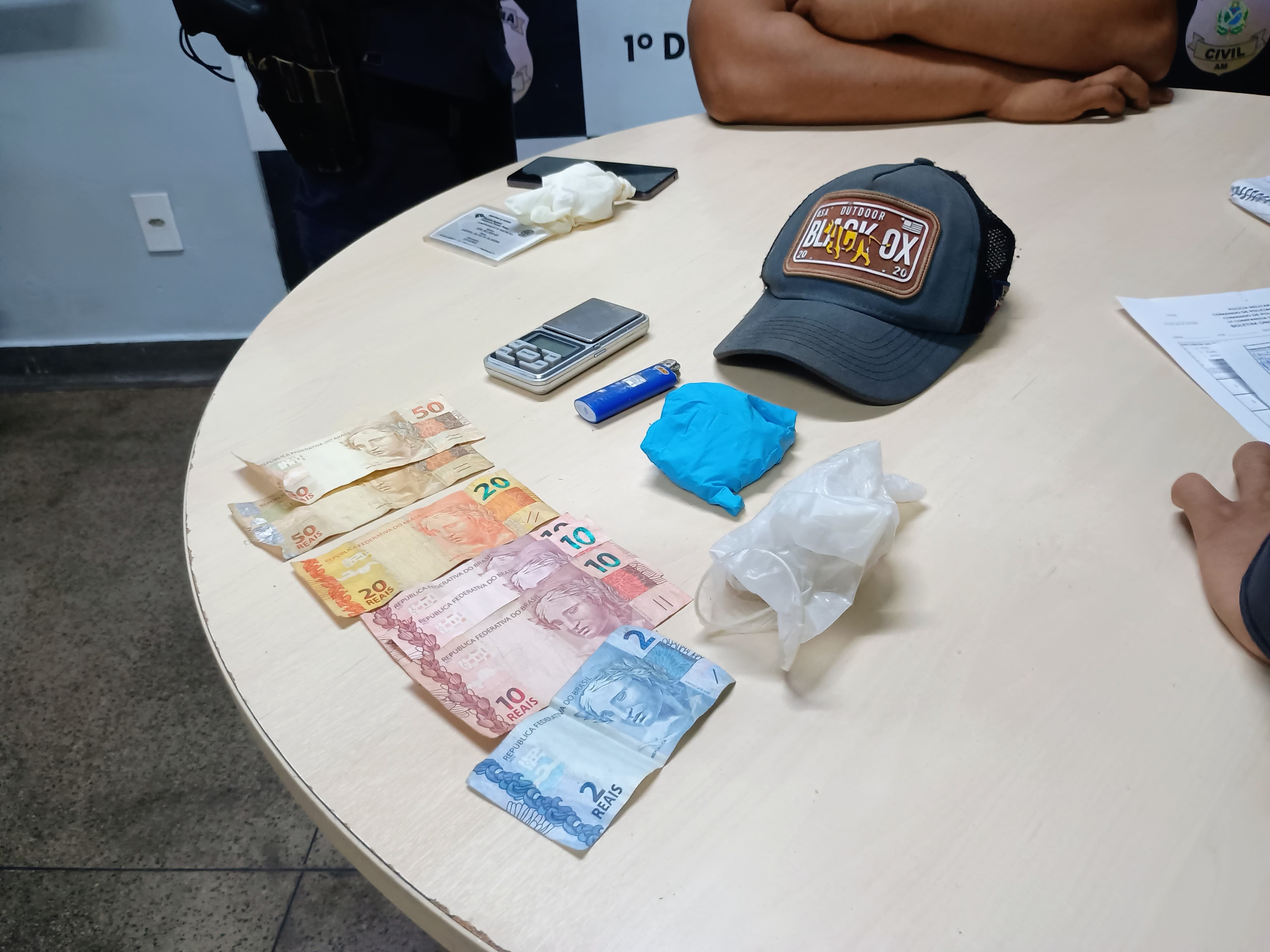 Dupla é presa com drogas após correr para fugir da polícia na Manaus Moderna