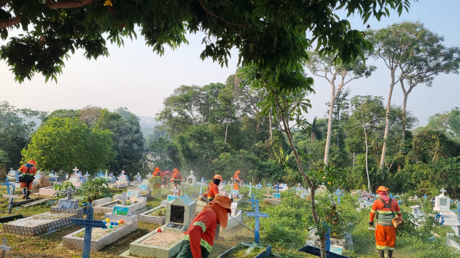 Dia dos Finados: Prefeitura realiza limpeza e manutenção nos cemitérios de Manaus