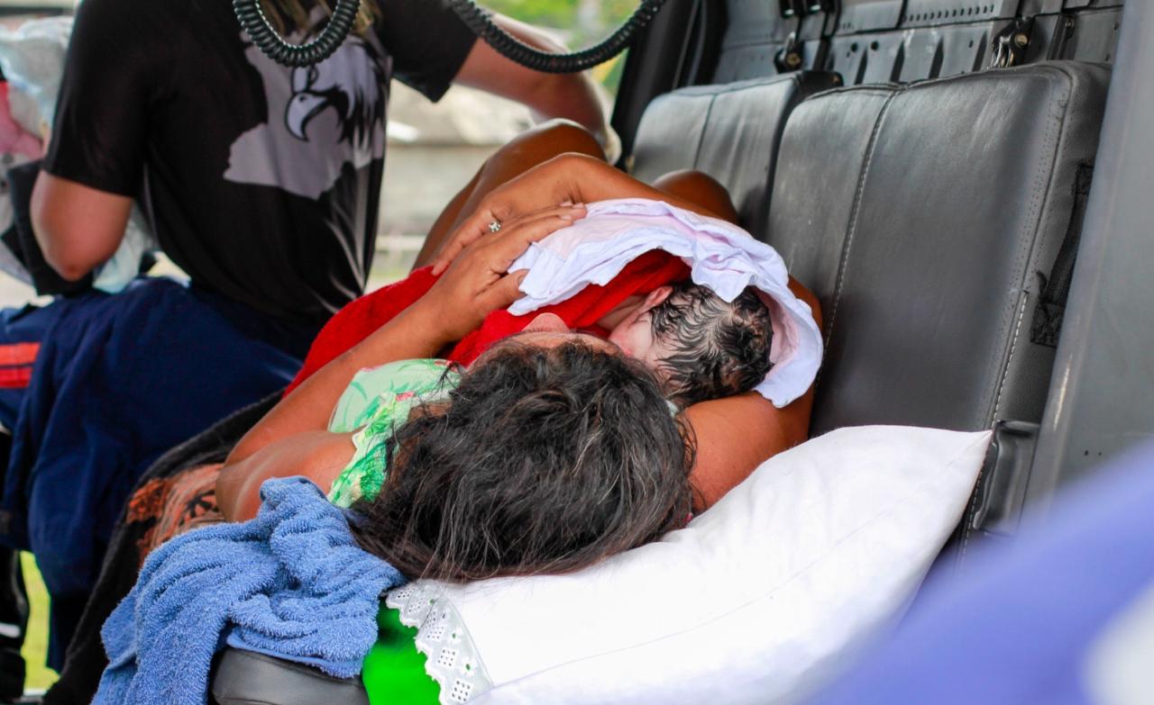 Mãe dá à luz dentro de helicóptero em comunidade rural de Manaus