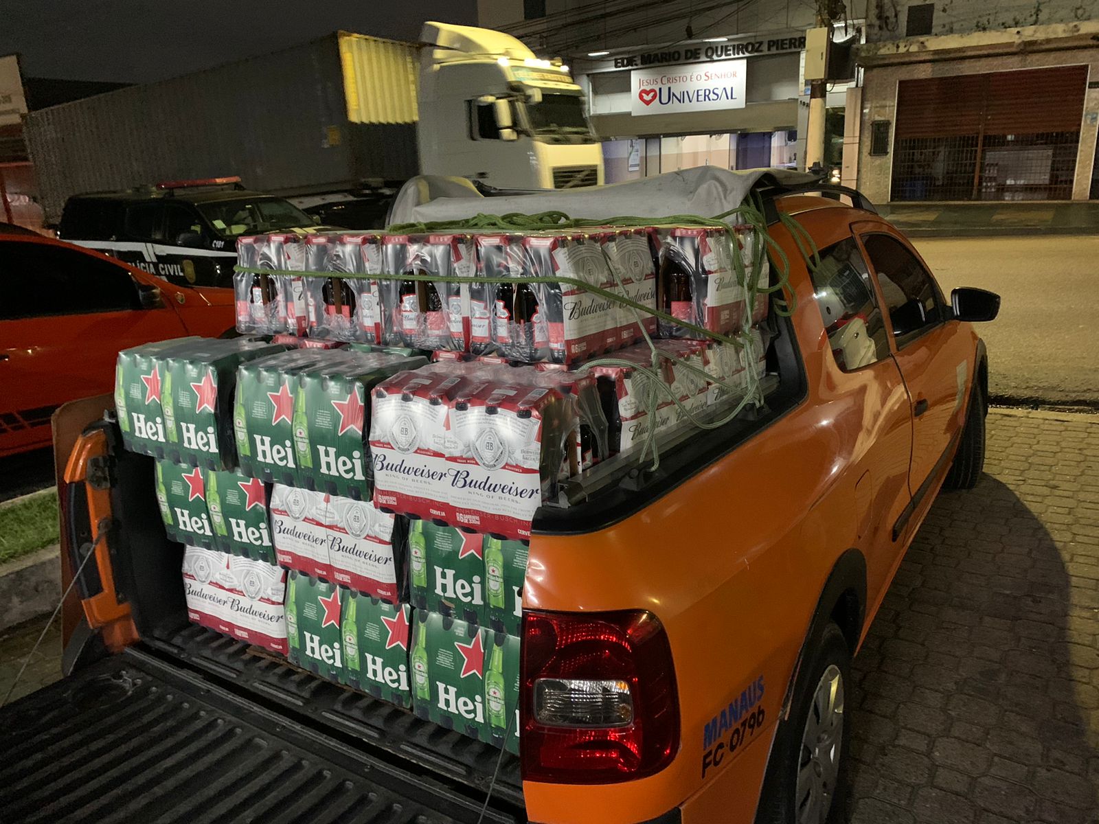 Funcionários são presos suspeitos de roubar R$ 4 mil em cervejas do Atacadão, no Educandos