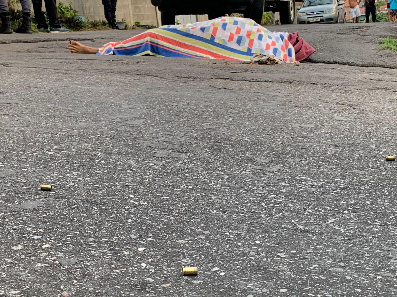 Homem nu é morto com 8 tiros no meio da rua no Santo Agostinho