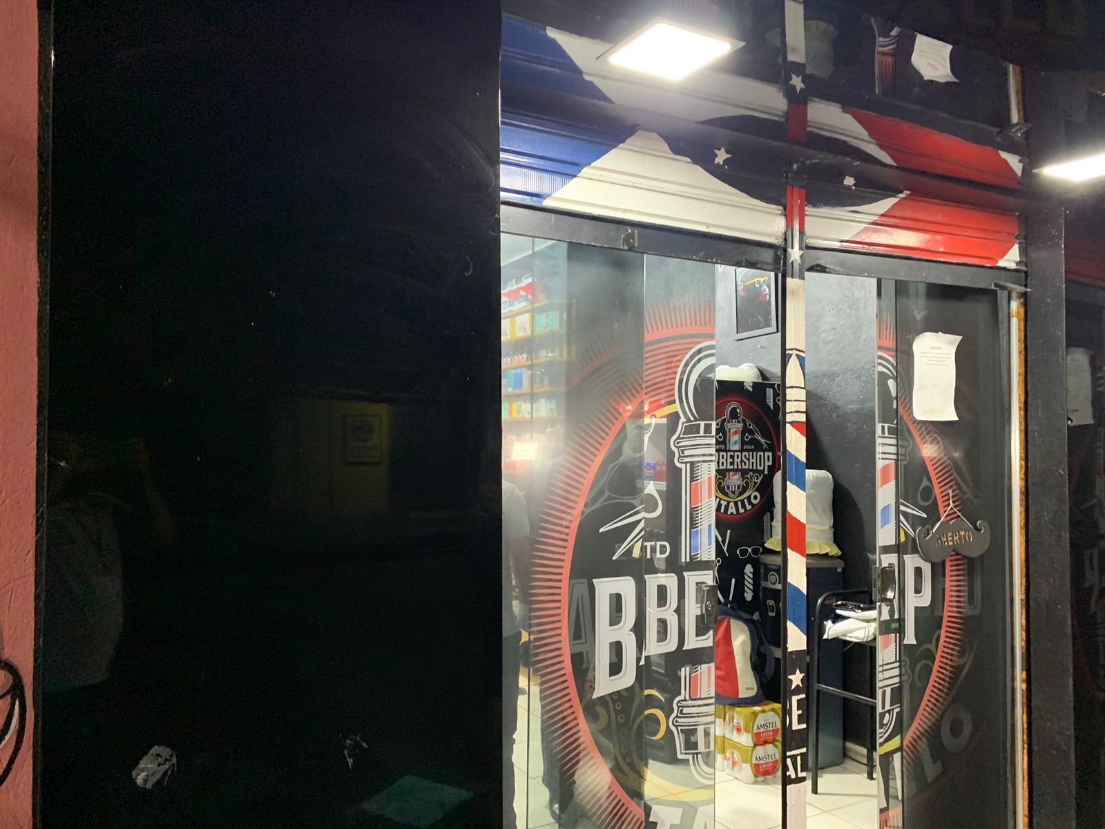 Cliente de barbearia é alvejado por pistoleiro enquanto cortava cabelo no Mundo Novo