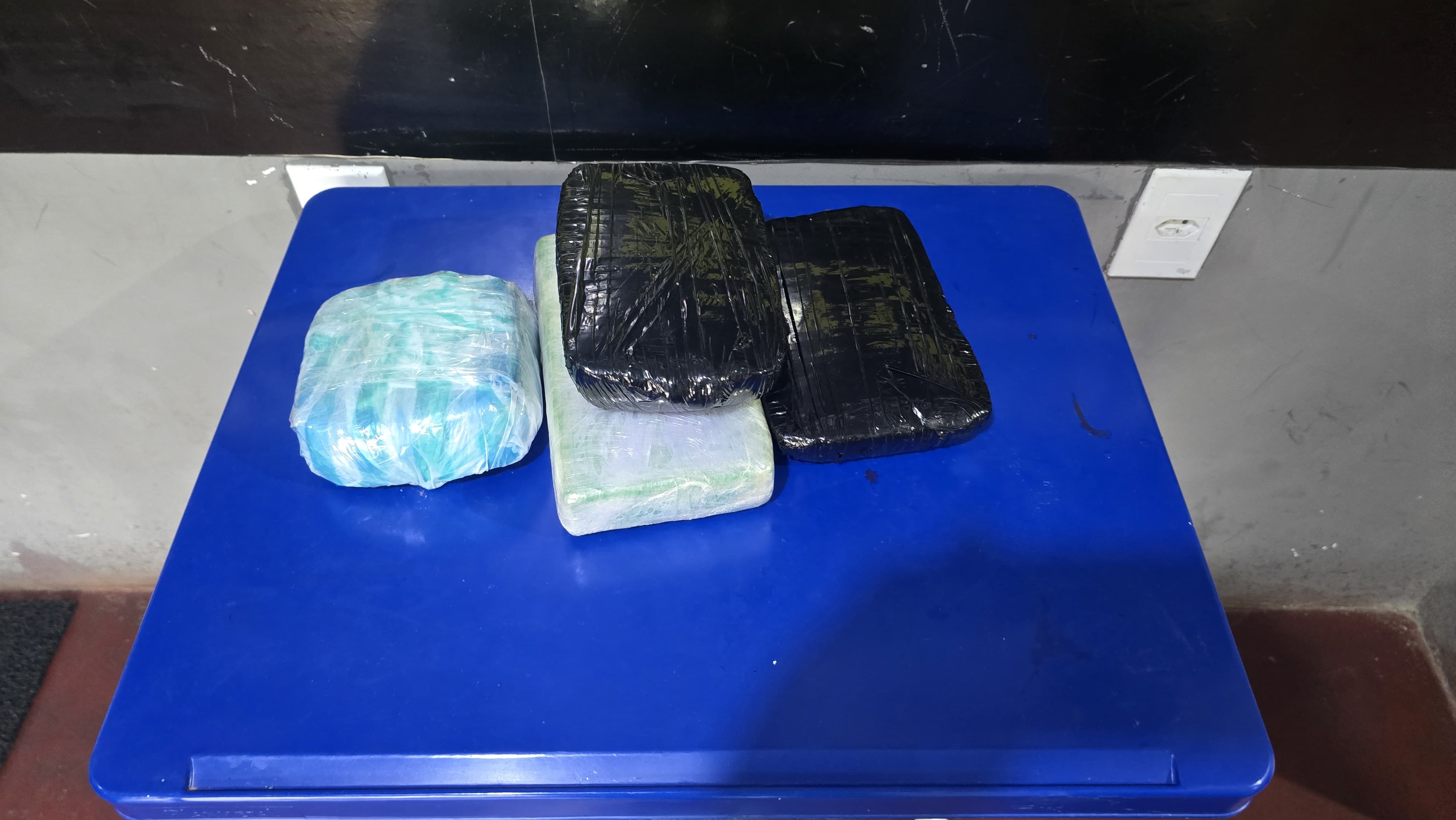 Dupla é presa com 4 kg de cocaína escondidos em bancos de lancha no Amazonas