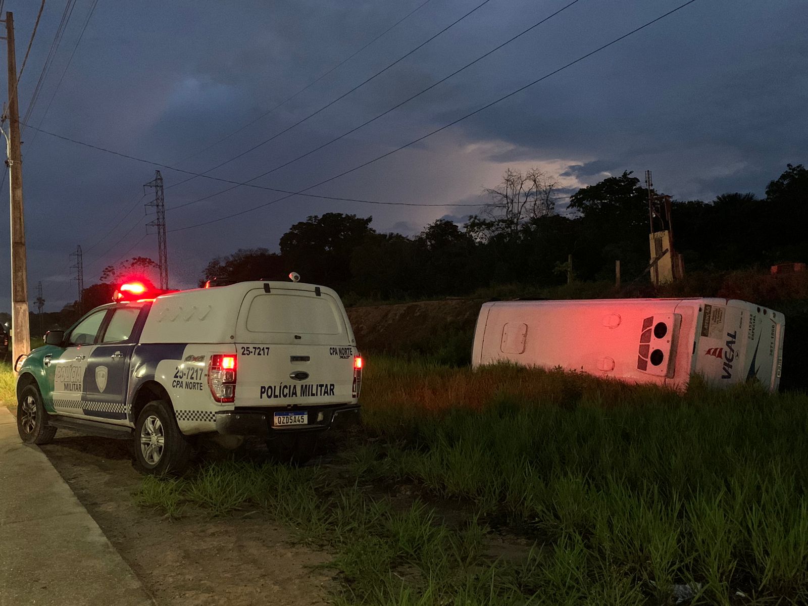 Motorista fica ferido após perder controle de ônibus e capotar na Avenida das Flores