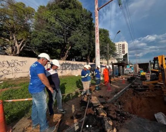 Bairros ficam sem água após vazamento na rede de abastecimento no Adrianópolis