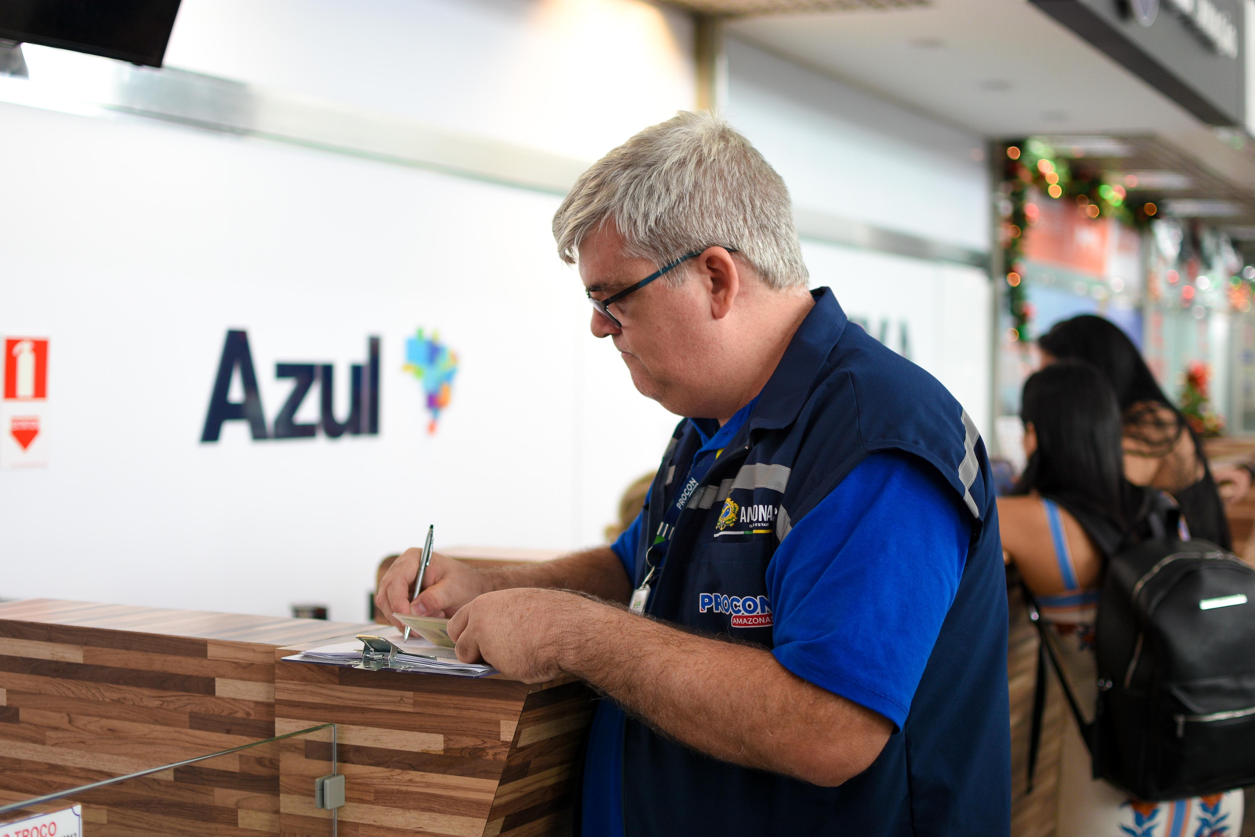 Empresa aérea é autuada após cancelar voo de passageiro em Manaus