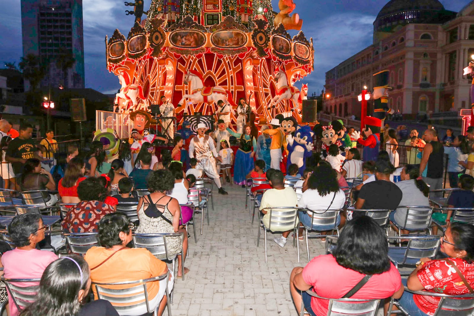 Programação cultural abre o Réveillon do Largo com homenagem ao Teatro Amazonas