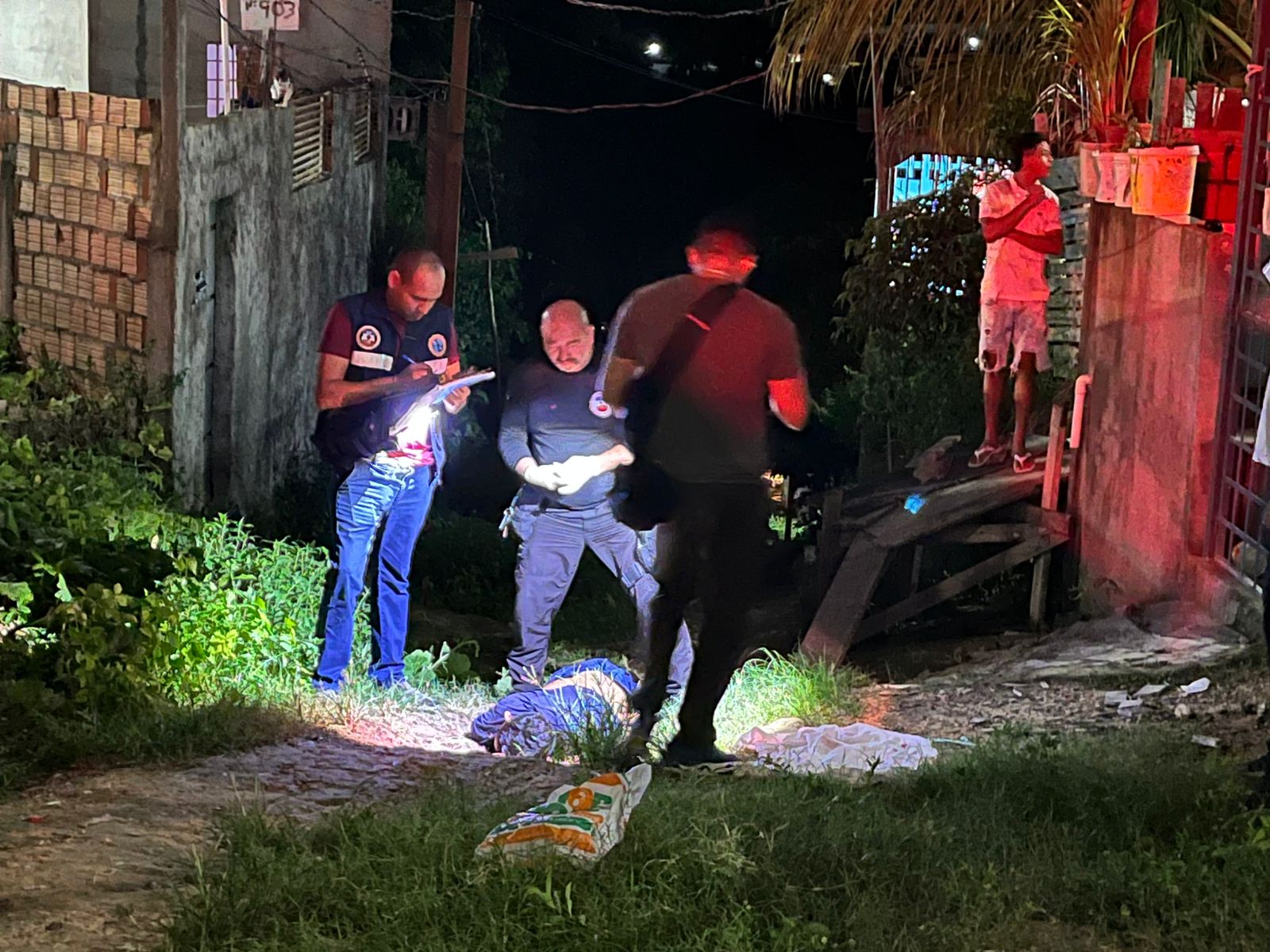 Homem tem cabeça estourada a tiros na frente dos filhos em beco de Manaus	