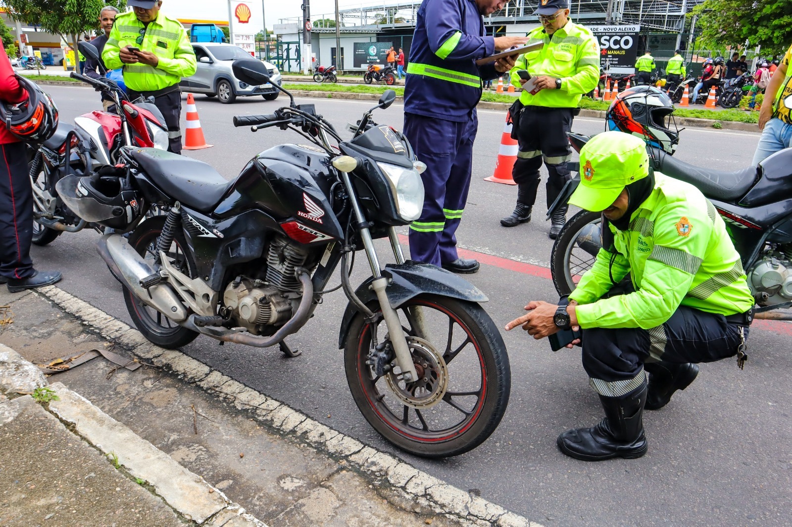 Motociclistas sem capacete e sem CNH são autuados durante operação em Manaus