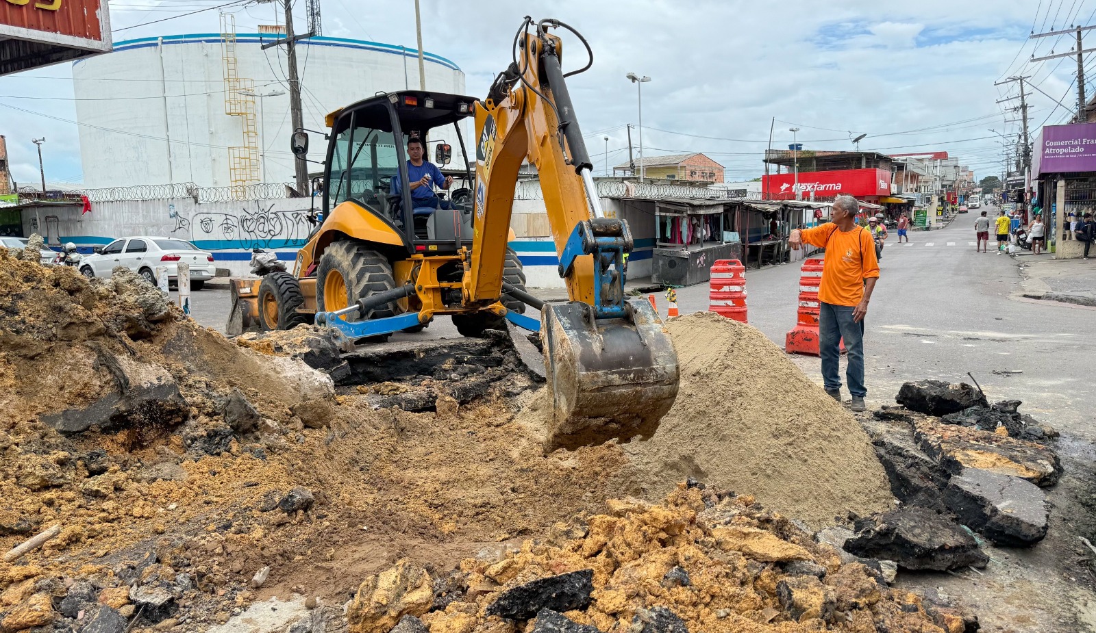 Rua do Tancredo Neves é interditada para recuperar rede de drenagem profunda
