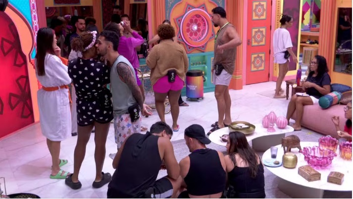 João Gabriel abraça Thamiris e Vitória alerta: 'Sua namorada não vai gostar'